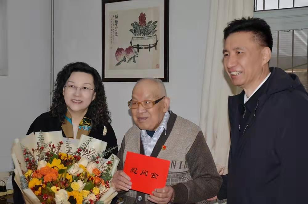 濟(jì)南產(chǎn)發(fā)集團(tuán)黨委副書(shū)記、總經(jīng)理黃蓓走訪慰問(wèn)離休老干部、老黨員